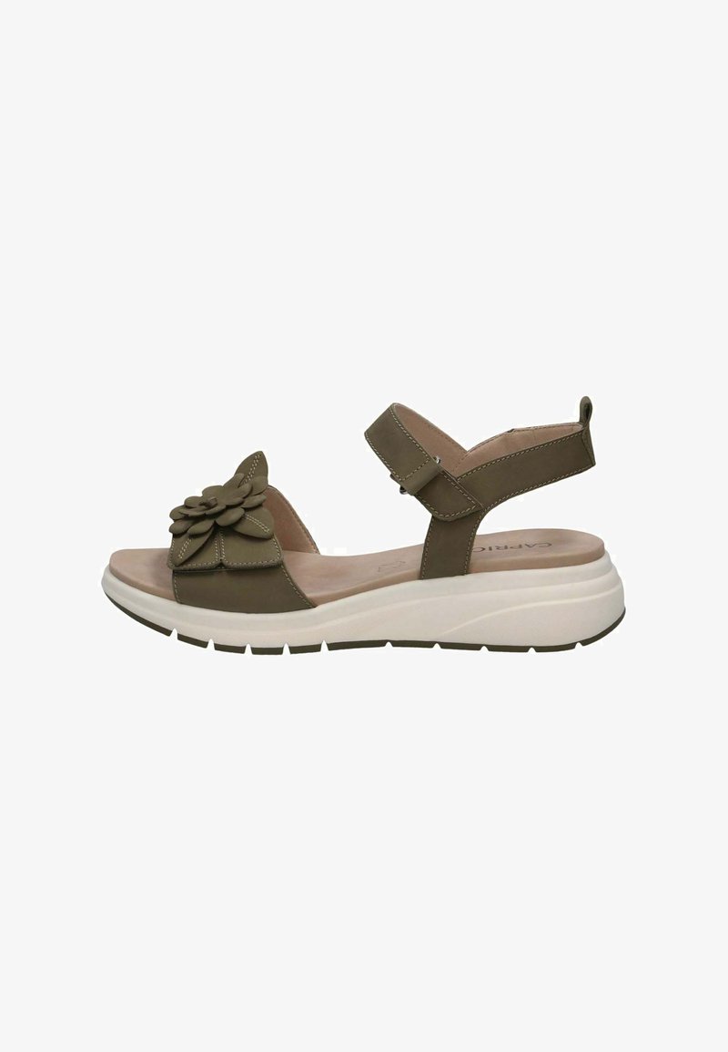Sandales vertes avec un accent floral, une bride ajustable et une semelle intérieure rembourrée sur une semelle blanche profilée pour le confort et le soutien.