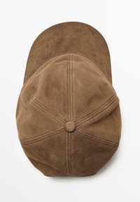 Cappello in suede marrone dalla forma arrotondata, composto da sei pannelli e un bottone in cima. Le cuciture sottili accentuano il design.