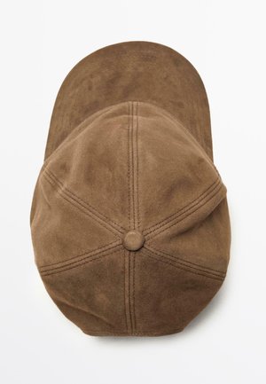 Cappello in suede marrone dalla forma arrotondata, composto da sei pannelli e un bottone in cima. Le cuciture sottili accentuano il design.