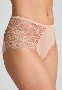 Beige high-waisted ondergoed met bloemenkantpanelen aan de zijkanten en een zachte stof. Elastische taille met een delicate gekartelde rand.