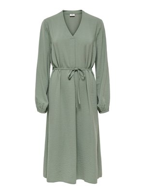 Lys grønn midi-kjole med lange ermer, V-hals og belte i midjen, laget av teksturert stoff.