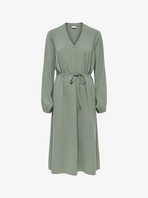 Robe midi à manches longues vert clair avec encolure en V et ceinture nouée à la taille, en tissu texturé.