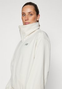 New Balance PERFORMANCE FULL ZIP - Majica s kapuljačom i patentnim zatvaračem - linen