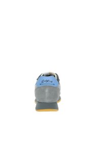 Scarpa sportiva in suede grigia con un accento blu sul tallone, dotata di suola in gomma e con il marchio "SUN68" ricamato sul retro.