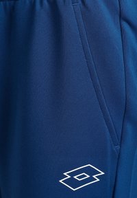 Pantalones cortos deportivos azules hechos de una tela suave y ligera, con una cinturilla elástica y un bolsillo lateral, que presentan un acento de logo blanco.