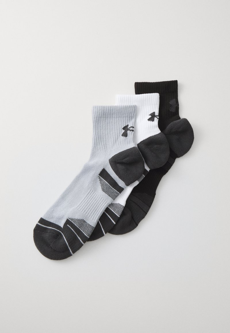 Tres pares de calcetines de tripulación: uno gris con acentos negros, uno blanco con acentos negros y uno completamente negro. Todos tienen una textura acanalada y un logotipo.