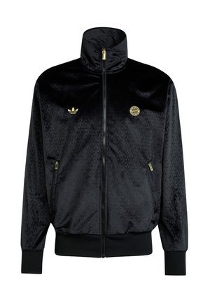 Μαύρο βελουτέ τζάκετ με φερμουάρ σε όλο το μπροστινό μέρος, ψηλό γιακά, ριμπ μανσέτες και τελείωμα, με χρυσά λογότυπα Adidas και Bayern Munich στο στήθος.