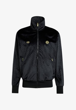 Μαύρο βελουτέ τζάκετ με φερμουάρ σε όλο το μπροστινό μέρος, ψηλό γιακά, ριμπ μανσέτες και τελείωμα, με χρυσά λογότυπα Adidas και Bayern Munich στο στήθος.