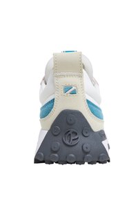 Fehér sneaker kék velúr részletekkel és bézs saroktabbal. Az talp szürke, kör alakú mintákkal és logóval. Hátsó nézet, fűzős kialakítás.