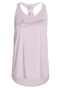 Jasnoróżowy top na ramiączkach Nike Dri-FIT o designie typu racerback, z ciemnoszarym logo Nike Swoosh z przodu. Gładka faktura, przewiewny materiał.