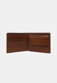 Portafoglio bifold in pelle marrone con quattro slot per carte a sinistra e una tasca per monete con pattina a destra.
