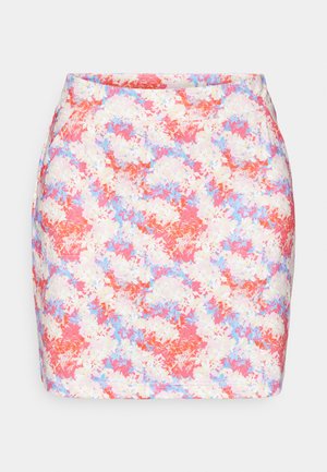 Saia mini floral colorida com um design ajustado, apresentando tons de rosa, azul e padrões brancos em uma textura de tecido suave.