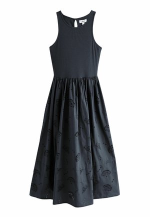 Ärmelloses schwarzes Kleid mit figurbetontem Oberteil und gerafftem Rock, der subtile, lasergravierte Blumenmuster aufweist.