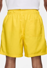 Nike Sportswear CLUB FLOW - Shorts - lightning white