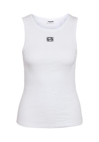 Λευκή ριμπ αμάνικη μπλούζα με στρογγυλή λαιμόκοψη και μικρό μαύρο γεωμετρικό λογότυπο στο κέντρο του στήθους.