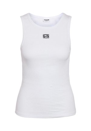 Hvit ribbestrikket ermeløs topp med rund hals og liten svart geometrisk logo sentrert på brystet.