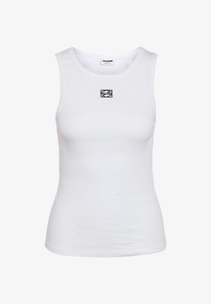 Hvit ribbestrikket ermeløs topp med rund hals og liten svart geometrisk logo sentrert på brystet.