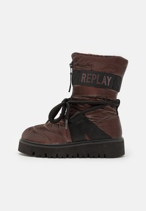 Rudos užtrauktuku užsegami kulkšniniai botai su siuvinėtu dizainu, elastingomis raištelėmis, masyviu juodu padu ir ryškiu „REPLAY“ logotipu šone.