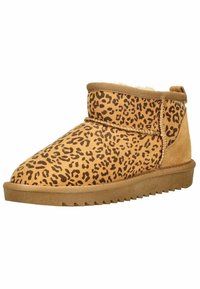Botín hasta el tobillo con estampado de leopardo en ante de color marrón, con un acabado texturizado, punta redonda y suela de goma flexible. Presenta una correa ajustable.