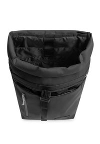 Sac à dos noir à rabat roulé, fabriqué en matériau durable, avec une poche zippée à l'avant, une sangle réglable et une texture lisse au design pratique.