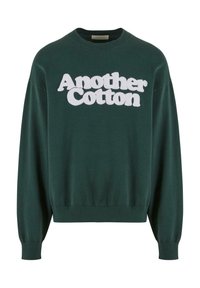 Sudadera de algodón verde con un estampado de texto blanco y esponjoso que dice "Otro Algodón", con cuello redondo y puños y dobladillo acanalados.