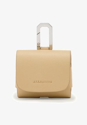 Kleine beige leren zak met zilverkleurige rechthoekige karabijnhaak en "ALLSAINTS" ingebrand op de voorklep.