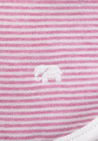 Un tissu rayé rose et blanc présente un petit éléphant blanc brodé, mettant en valeur une texture lisse et des coutures régulières.