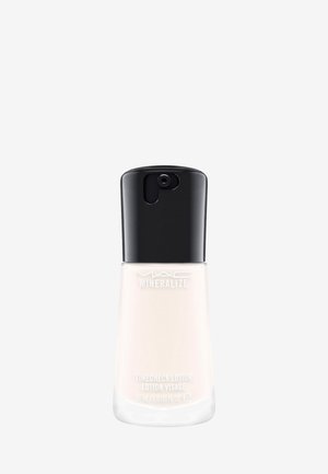 MAC Mineralize Timecheck Lotion i en klar glassflaske med flat bunn, svart lokk og hvit tekst. Glatt tekstur, flytende konsistens.