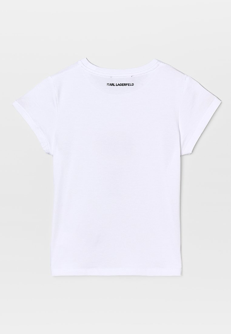 Camiseta de algodón blanca con mangas cortas, que presenta un cuello redondo y el logo "KARL LAGERFELD" impreso en la parte posterior del cuello. Diseño simplista.