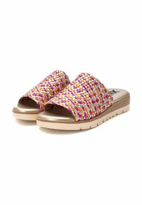 Sandali a scivolo intrecciati con motivi multicolori, dotati di una larga tomaia e una suola leggermente tan e rigata. Design leggero con una finitura liscia.