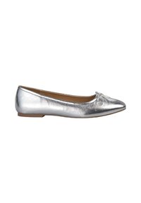 Ballerine argentée avec une finition métallique, bout pointu et petit nœud sur le devant. Semelle plate avec un intérieur marron clair.