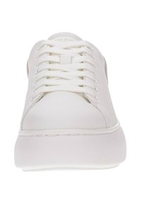 Zapatilla blanca con una textura de cuero suave, con punta redondeada, cordones planos y sutiles acentos rosas en los lados.