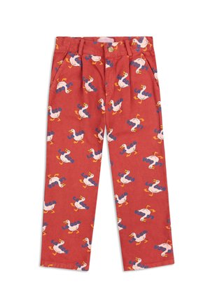 Rote Kinderhose mit Enten- und blauem "LOCA"-Textmuster, vorderem Knopf, Falten, Seitentaschen und Gürtelschlaufen.