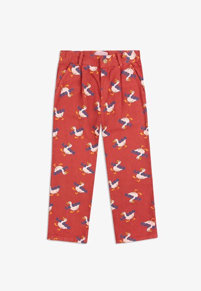 Pantaloni rossi per bambini con motivi di anatre e testo blu "LOCA", con bottone frontale, pieghe, tasche laterali e passanti per cintura.