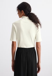 Marc O'Polo STAND-UP COLLAR SHORT SLEEVE - Paprasti marškinėliai - salty white