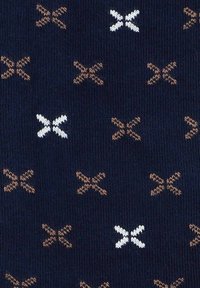 Granatowy materiał z powtarzającym się wzorem kształtów X w jasnobrązowym i białym kolorze, tworzący fakturowany wygląd.