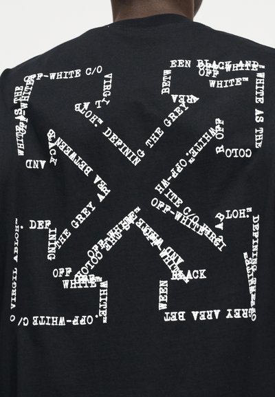 Μαύρο μπλουζάκι πίσω με μεγάλο λευκό κείμενο σε αποσπασματική μορφή που σχηματίζει αφηρημένο μοτίβο "X", περιλαμβάνοντας φράσεις που αναφέρονται στο Off-White και τον Virgil Abloh.