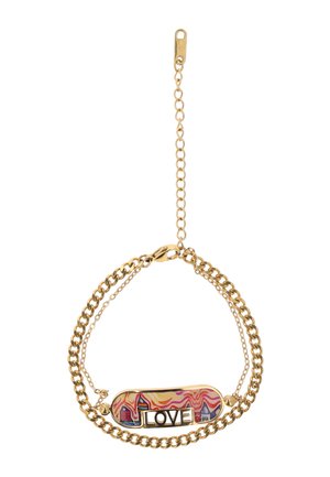 Guldarmbånd med kæde og et rektangulært vedhæng med bølget, flerfarvet mønster, der har ordet "LOVE" i gyldne bogstaver.