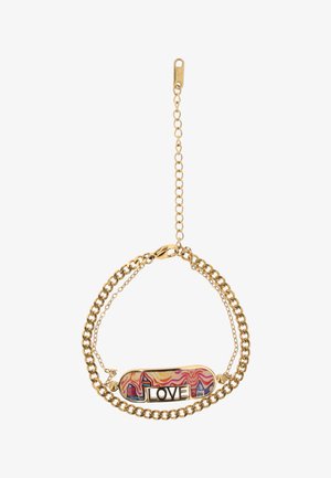 Guldarmbånd med kæde og et rektangulært vedhæng med bølget, flerfarvet mønster, der har ordet "LOVE" i gyldne bogstaver.