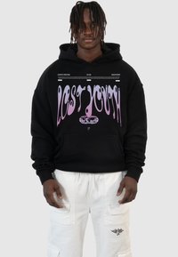 Svart huva med "LOST YOUTH" i lila, med en jordglob-grafik. Tillverkad av bomull med en ficka på framsidan och dragsko i huvan.