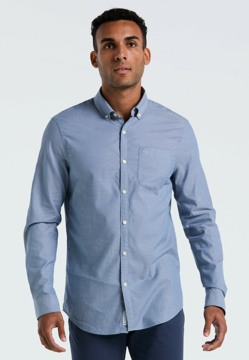 Helles blaues Button-up-Hemd mit einer Brusttasche und subtiler Textur. Hat lange Ärmel und weiße Knöpfe.