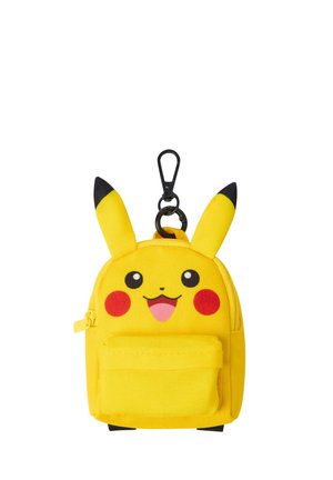 Lille gul pung formet som Pikachu med ører med sorte spidser, røde kinder, smilende ansigt, forlomme og sort clip på toppen.