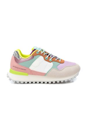 Zapatilla casual multicolor con paneles en rosa, verde, naranja, púrpura y beige, interior amarillo neón, suela blanca con agarre y cordones con estampado.