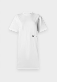 Hvit korte ermer T-skjortekjole med rund hals og liten svart "Karl Lagerfeld Jeans" logo nederst til høyre.