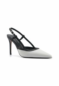 Slingback-Pumps mit spitzer Zehenform, in einem glänzenden weißen Design und mit schwarzen Riemenakzenten. Schwarzer Absatz mit leichtem Schwung.
