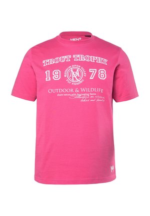 Felroze T-shirt met witte tekst "TROUT TROPHY 1978" en een visembleem, gericht op buiten- en natuurthema's.