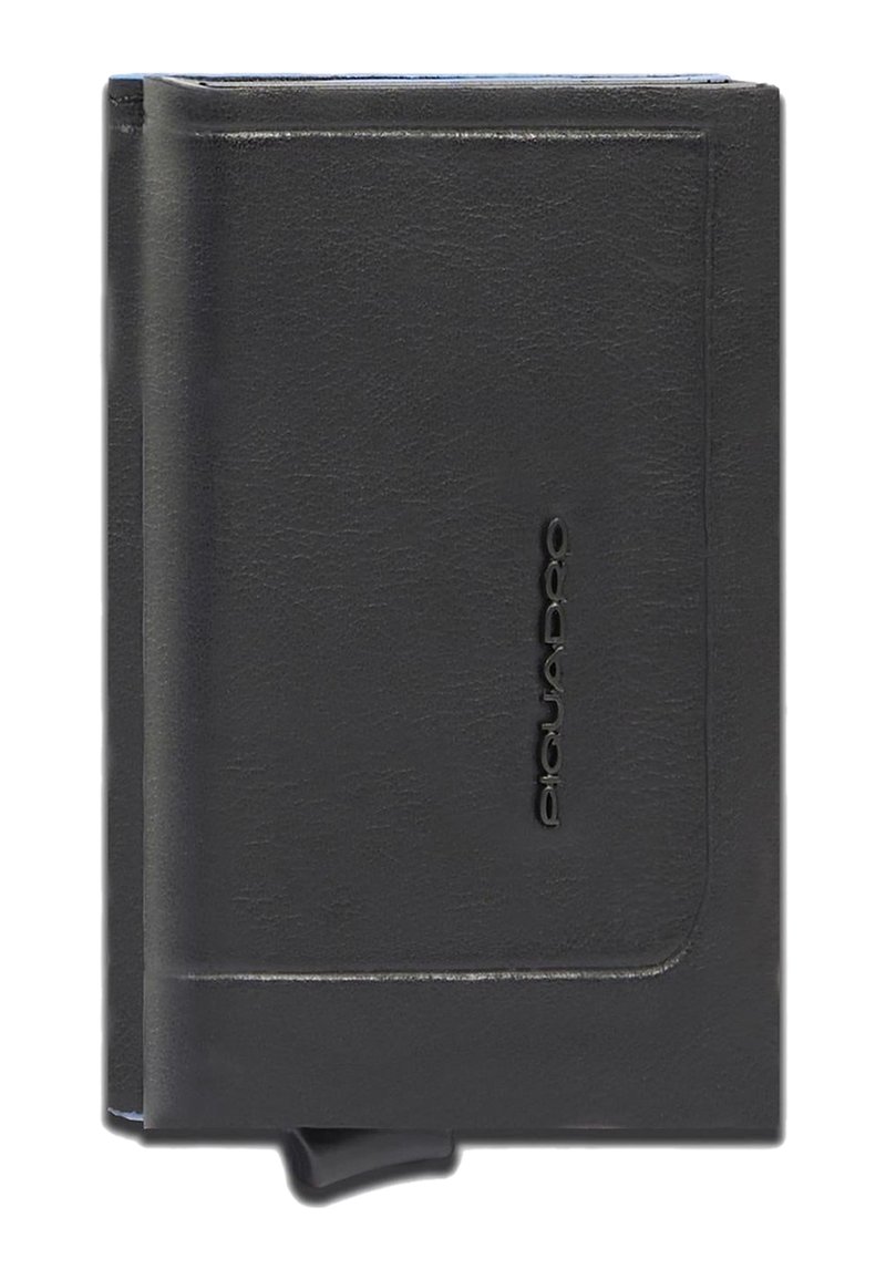 Cartera de cuero negro con superficie texturizada, logo de la marca en relieve en la parte frontal y un mecanismo de cierre seguro con broche.