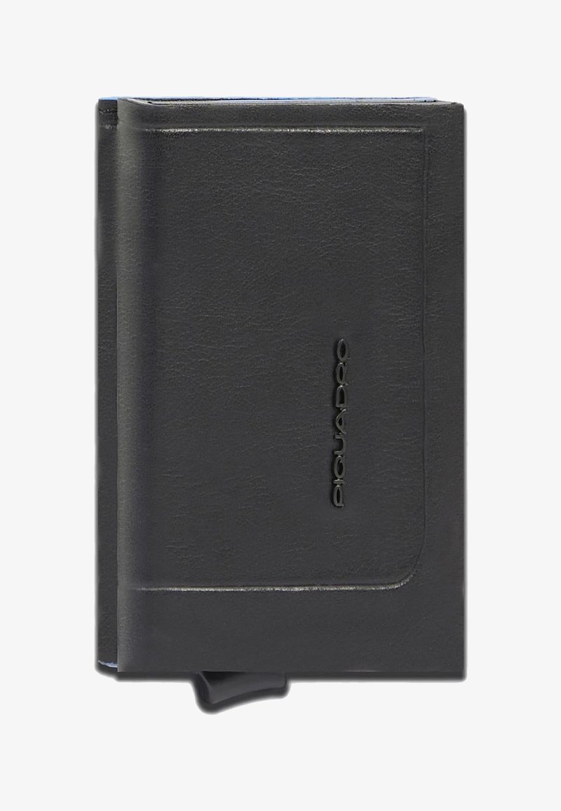 Cartera de cuero negro con superficie texturizada, logo de la marca en relieve en la parte frontal y un mecanismo de cierre seguro con broche.