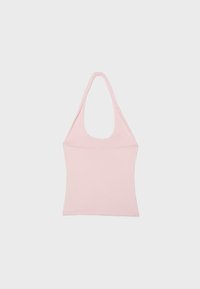 Haut dos nu rose clair avec encolure ronde et taille ajustée sur fond uni.