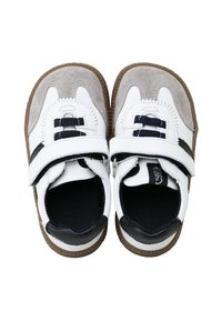 Zapatillas blancas y grises con una correa de velcro, cordones de tela, suela de goma y acentos negros en contraste. Ante texturizado y cuero liso.